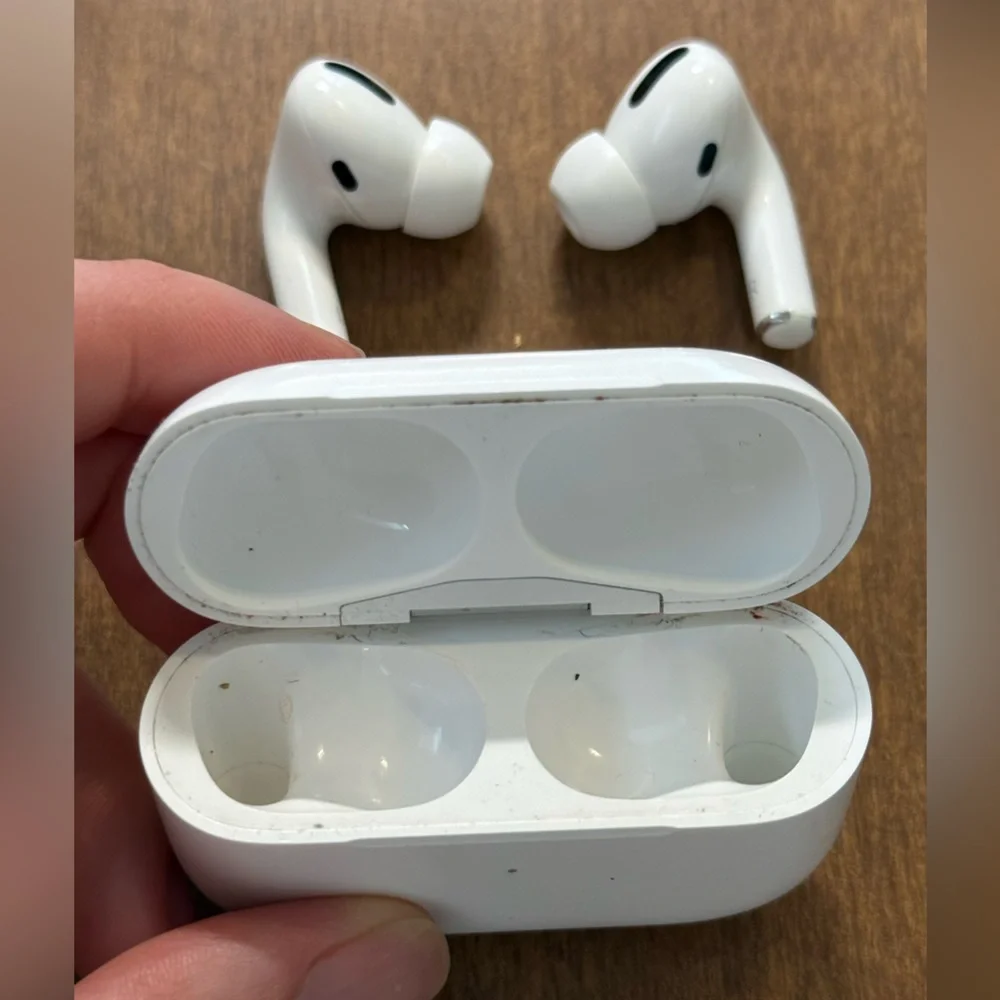 Apple Wireless Earbuds with Charging Case - White
